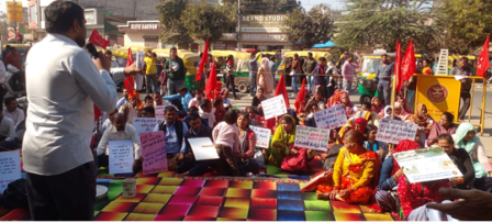 /esic-swasthya-sevaaon-mein-sudhaar-ke-liye-dharna-pradarshan