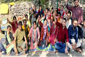 /villege-mein-sharaba-ki-dukanein-khole-jane-par-mahilaayein-graameen-sangharsharat