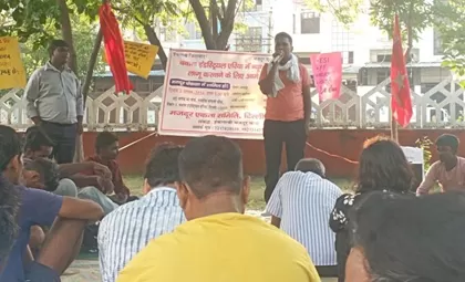 जनाक्रोश मजदूर पंचायत कर बवाना इंडस्ट्रियल एरिया के फैक्टरी मालिकों के खिलाफ शिकायत पत्र