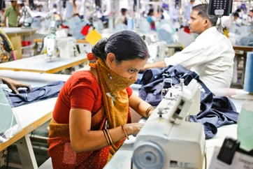 /bharat-ka-garment-udyog-mahila-majadooron-ke-antheen-shoshan-ki-kabragah