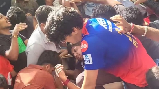 /capitalist-sattebaajon-ke-profit-ki-bhent-cadhae-11-khelpremi