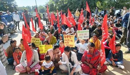 /salary-increament-samajhauta-ke-liye-kirbi-ke-majadooron-ka-struggle-tej