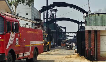 /mentha-factory-mein-aag-se-sahame-graameen