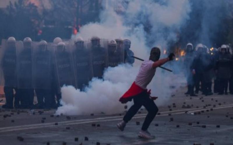 /albaniya-pradhanmantri-ke-resign-ki-maang-ko-lekar-students-sadakon-par