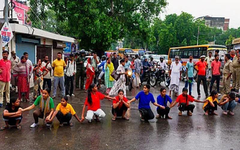 /school-suvidhaaon-ki-mang-ko-lekar-Zen-alpha-chatron-ka-pradarshan