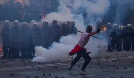 /albaniya-pradhanmantri-ke-resign-ki-maang-ko-lekar-students-sadakon-par