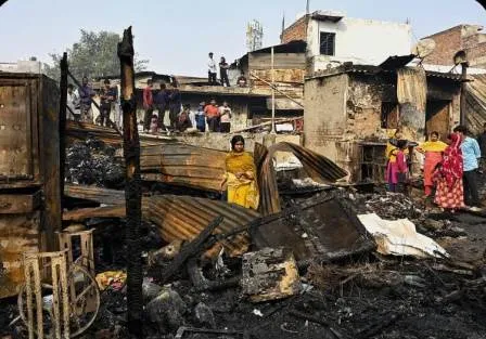 /jhuggiyon-mein-aag-lagaate-apartment-malik