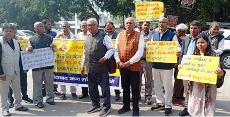 /kaalakaa-agnikaand-mein-hatahat-workers-ke-liye-nyaay-ki-maang