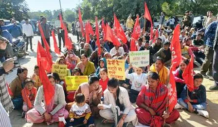 /salary-increament-samajhauta-ke-liye-kirbi-ke-majadooron-ka-struggle-tej