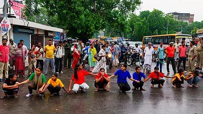 /school-suvidhaaon-ki-mang-ko-lekar-Zen-alpha-chatron-ka-pradarshan