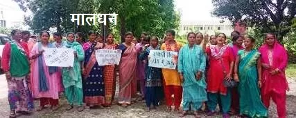 /maaladhan-mein-avaidha-sharab-ke-dhandhe-ke-viruddha-mahilayein-aakroshit