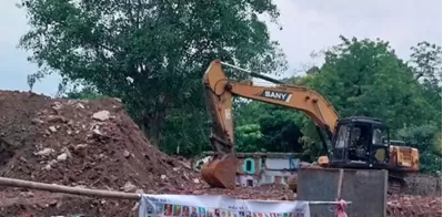 /adani-family-ne-prasad-mill-majdooron-ke-ghar-ujaade