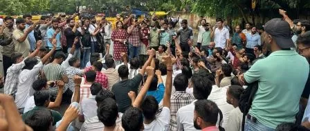 /entrance-exam-mein-gadabadi-par-akroshit-yuvaa